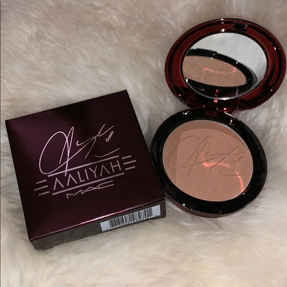 MAC x Aaliyah Bronzing Powder in Baby Girl